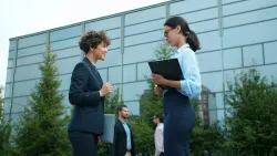 Eine Frau präsentiert Projektergebnisse im Büro.