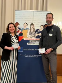 Daniela Schelhase und Dr. Oliver Borszik stehen vor dem ESF-Roll-Up.