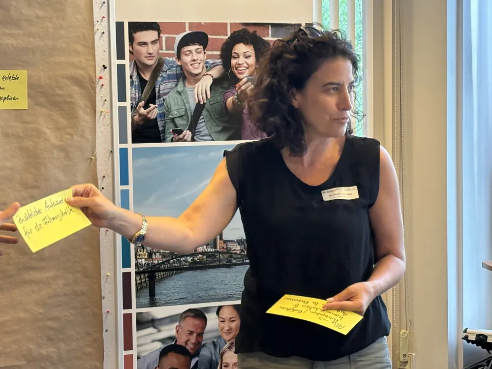 Foto einer Teilnehmerin an der Pinnwand.