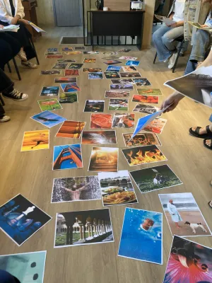 Foto: Symbolische Bilder liegen in der Mitte zwischen den Teilnehmerinnen auf dem Boden.