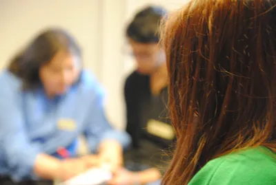 Schemenhaftes Bild von drei Teilnehmenden in den Räumen der KWB.