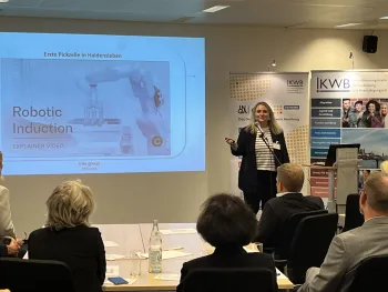 Otto Lehmkuhl erläutert Ihre Präsentation am Beamer.