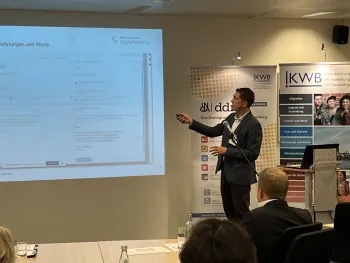 Dr. Danile Beck erklärt die Präsentation am Beamer,