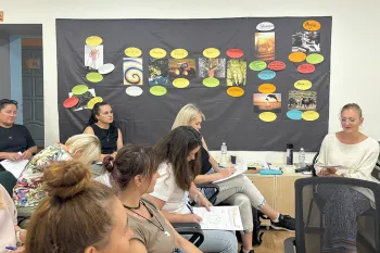 Die Dolmetscherin sitzt einer Gruppe von Frauen gegenüber