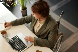 Frau arbeitet an einem Laptop