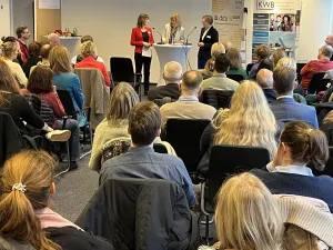 Birthe Kretschmer und Claudia Hillebrand mit Susanne Sabisch-Schellhas auf dem Podium vor dem Publikum