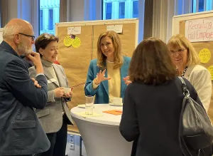 Susanne Sabisch-Schellhas im Gespräch mit Teilnehmenden