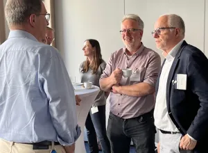 Sven Neumann im Gespräch mit zwei Teilnehmern