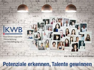 Der Header des Newsletters zeigt eine Wand mit unterschiedlichen Portraitfotos und den Schriftzug 